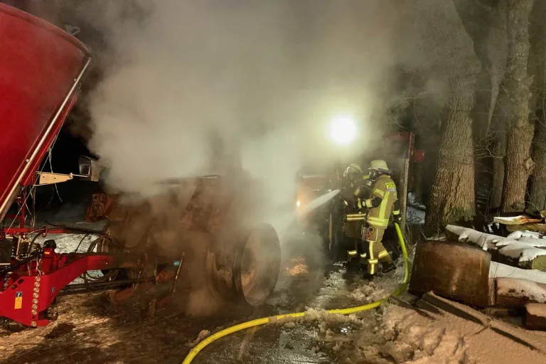 Leer - Stall mit 250 Tieren in Brand!