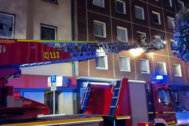 Gelsenkirchen NW – Vier Verletzte bei Kellerbrand in Wohnhaus