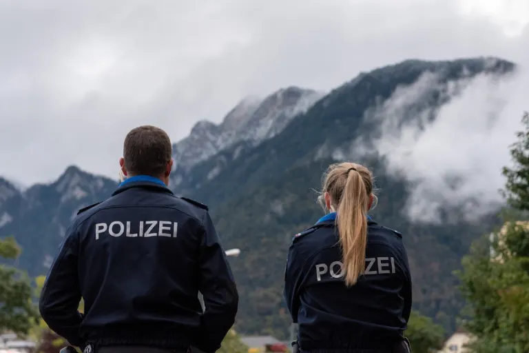 Chur GR - Unbekannter Mann bedroht Shop-Personal und raubt das Geld 