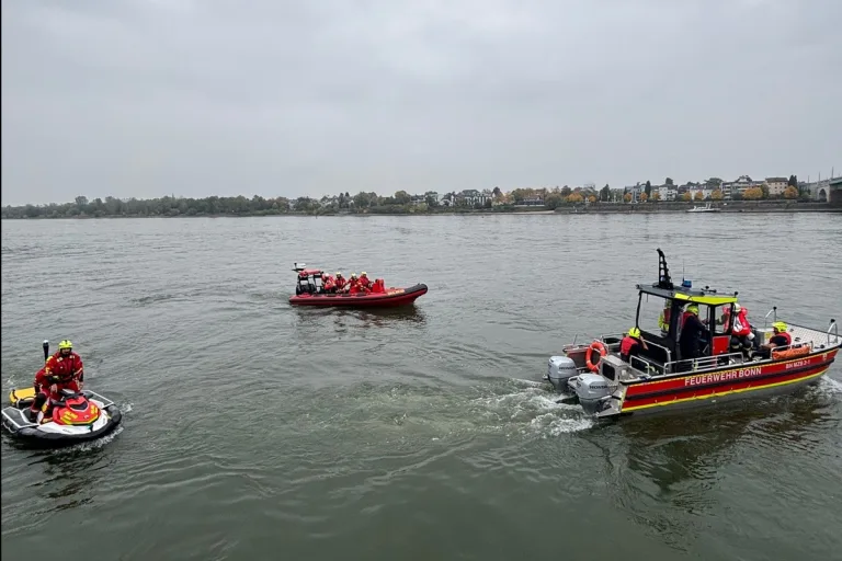 Bonn NW – Feuerwehr rettet ertrinkende Person aus dem Rhein
