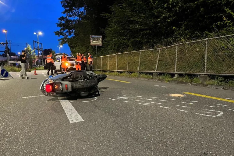 Dietlikon ZH - Rollerfahrer erleidet bei Unfall schwere Kopfverletzungen