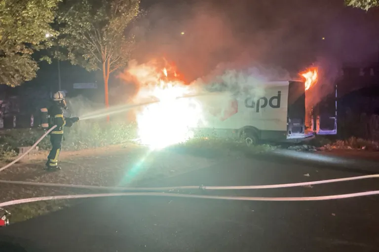 Dortmund NW – Brand eines Lieferwagen auf Parkplatz