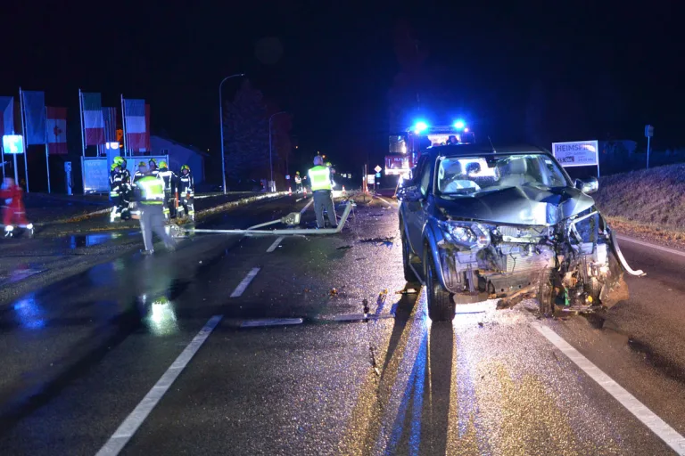 Unfall auf B5 bei Pfaffenschlag – Pkw reißt Straßenlaterne um