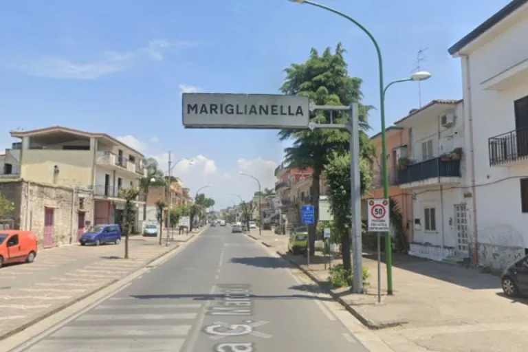 Mariglianella IT - 22-Jähriger zündet Lieferwagen der Schwiegermutter - Grund ist der zukünftige Name seines Sohnes