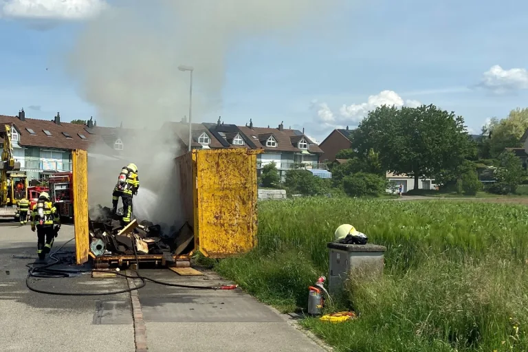 Hünenberg ZG - Abfallcontainer fängt zu brennen an