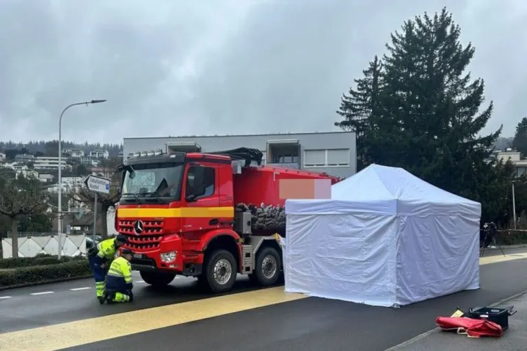 Nussbaumen AG - Velofahrer (81) stirbt nach Unfall mit einem Lastwagen