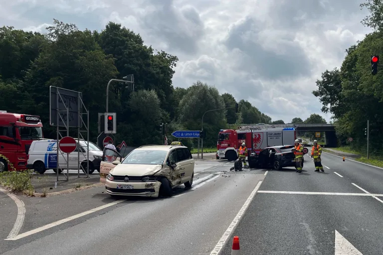 A44 Aachen NW – Ein Schwerverletzter nach Unfall von zwei Pkw