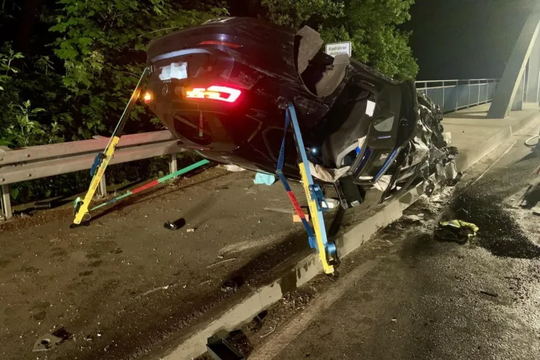 Schermbeck NW - Auto überschlägt sich bei Unfall 
