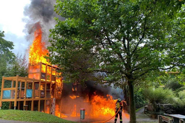 Rheinfelden AG - Rutschbahn in Brand gesetzt