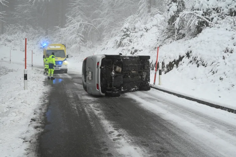 Ganterschwil SG - Unfall auf schneebedeckter Strasse