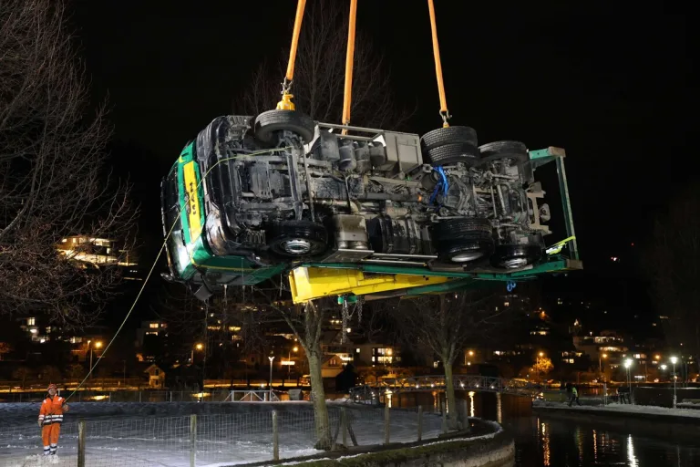 Unterägeri ZG – Lastwagen wurde aufwendig aus der Lorze geborgen
