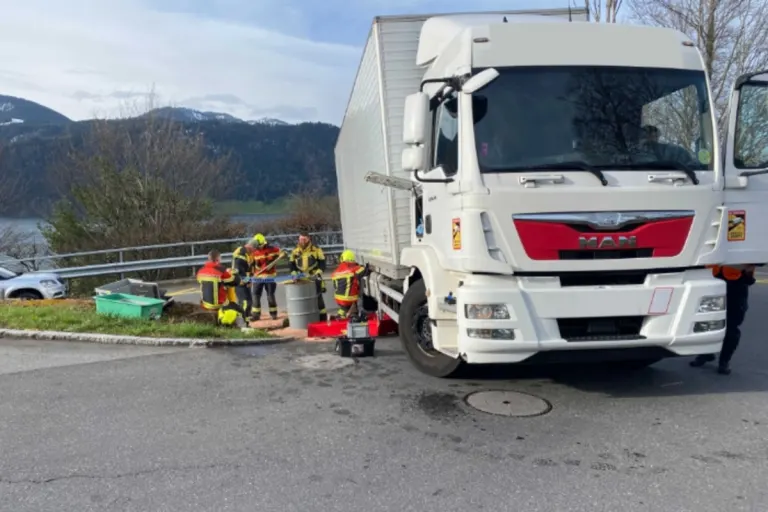 Oberägeri ZG - Diesel aus Treibstofftank eines Lastwagens ausgelaufen 