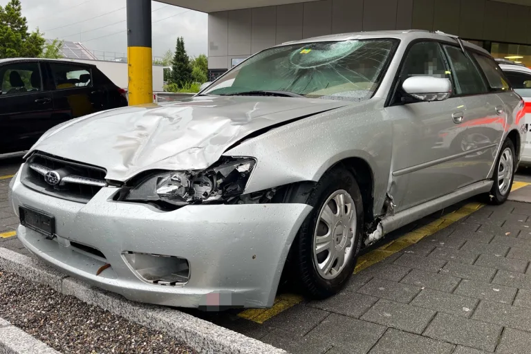 Unfall auf der A15 in Benken SG - Alkoholisiert gegen mehrere Signalisationselemente geprallt