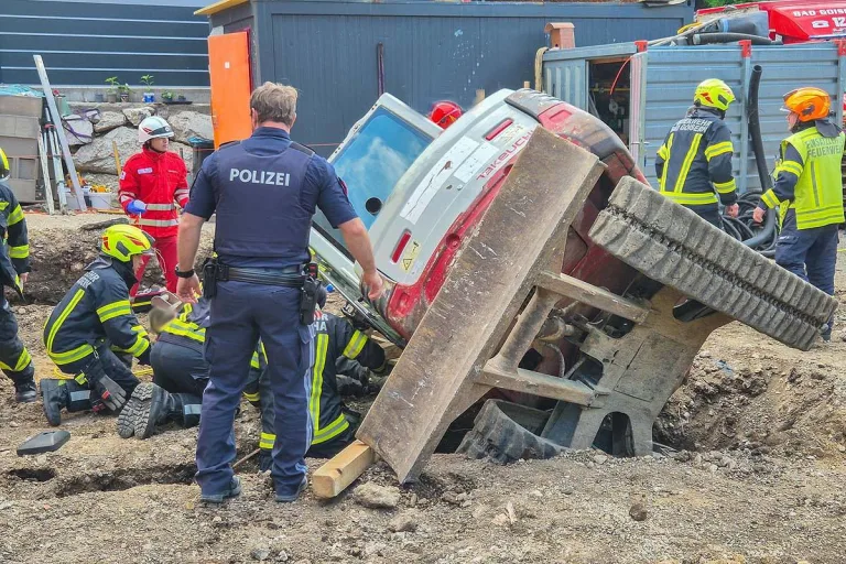 Bad Goisern – Baggerfahrer bei Arbeitsunfall eingeklemmt