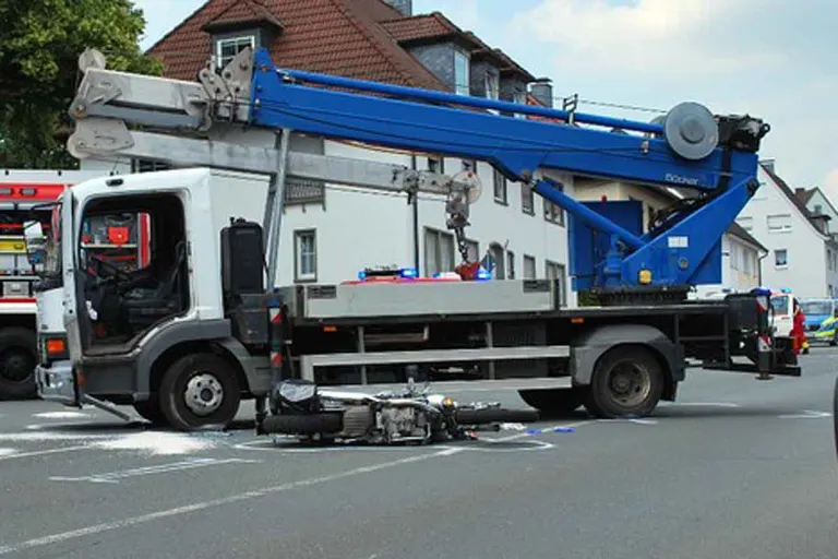 Iserlohn - Biker bei schwerem Unfall mit LKW getötet