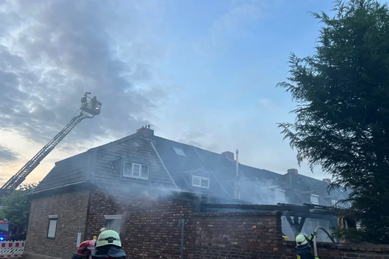 Düren NW – Brand von Gartenhaus greift auf Wohngebäude über