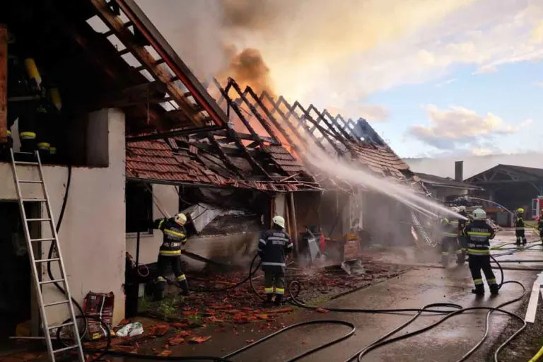 Ungerdorf - 200 Feuerwehrleute bekämpften Großbrand