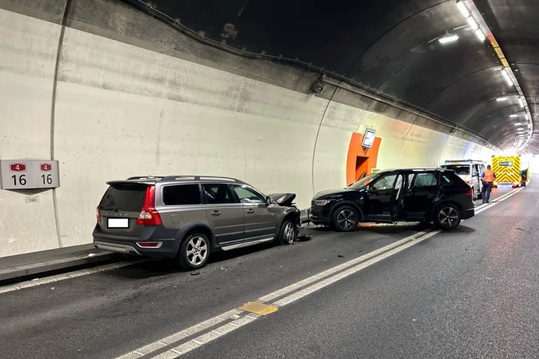Fäsenstaubtunnel in Schaffhausen - Sechs Personen nach Unfall verletzt