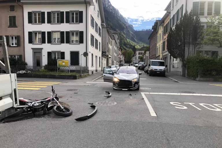 Glarus - 18-jähriger Biker bei Unfall verletzt