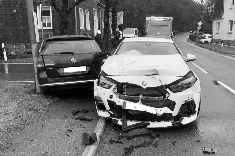 Lindlar – Autofahrer nach Unfall an Kreuzung verletzt