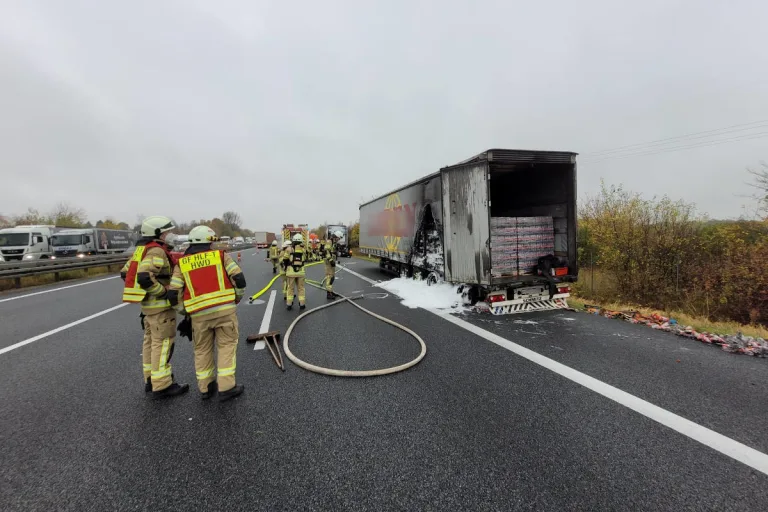 A2 Lehrte – Brennender Cola LKW auf der Autobahn
