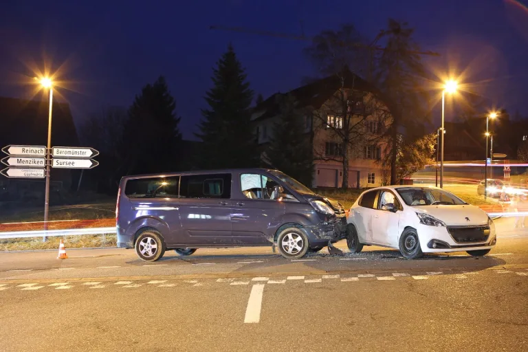 Rickenbach LU - Kollision zwischen zwei Autos 