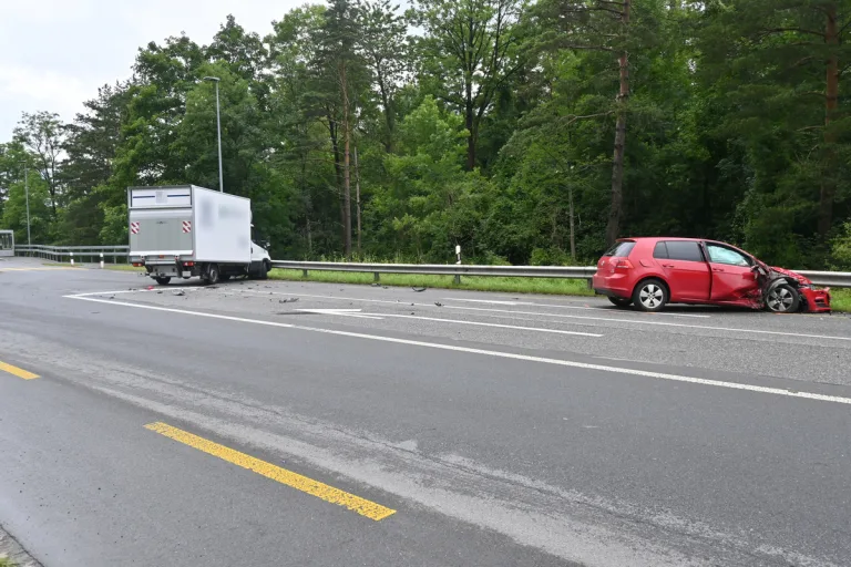 Triesen FL – Frontalkollision zwischen Lieferwagen und Auto