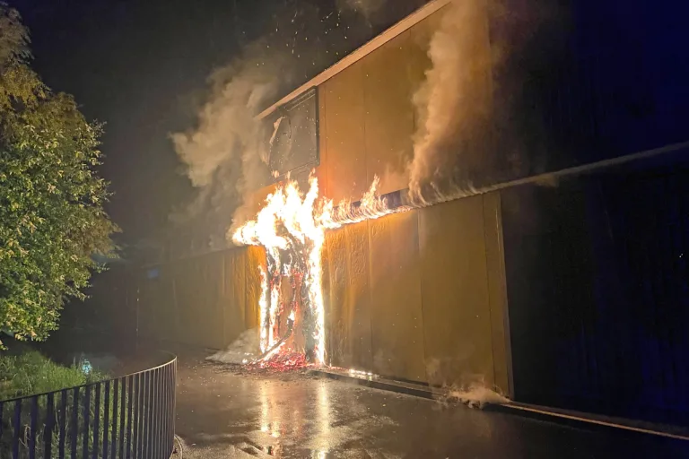Brand beim Clubhaus des FC Horw - Polizei sucht Zeugen in Luzern LU