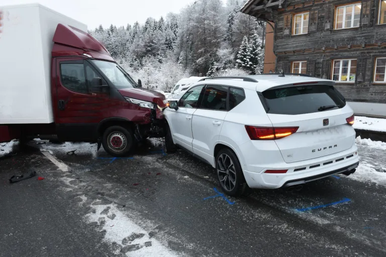 Hüswil LU – Strasse nach Unfall vorübergehend gesperrt