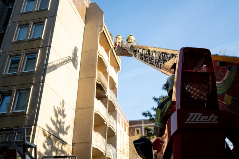 Dresden SN – Eine Person und zwei Hunde bei Brand von Wohnung gerettet