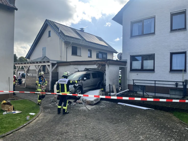Beverungen – Autofahrer durchbricht Garage bei Unfall