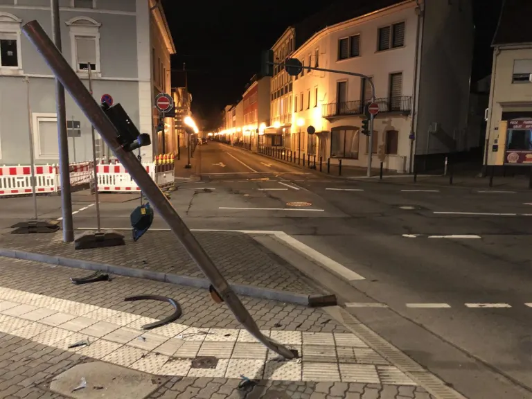 Zweibrücken: Betrunkener Autofahrer zerstört Fußgängerampel und flüchtet