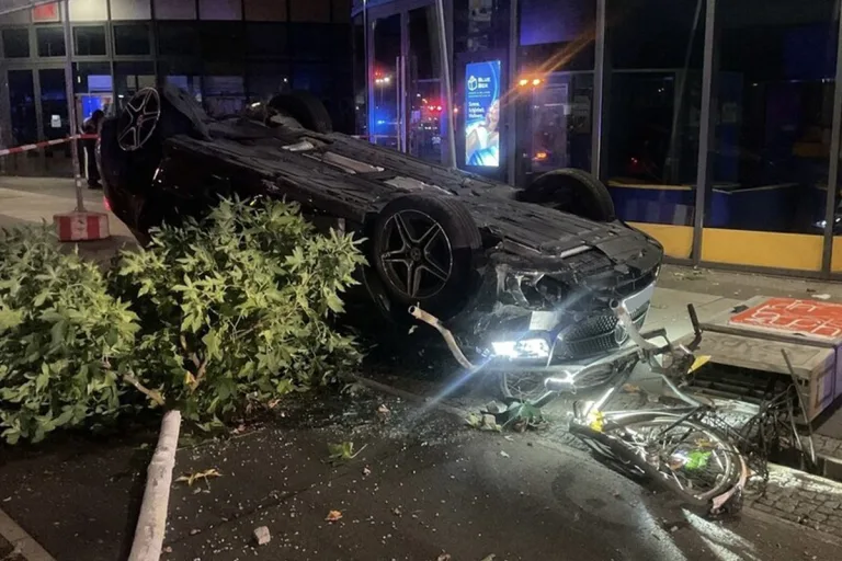 Berlin – Zwei Verletzte nach Unfall mit überschlagenem Auto