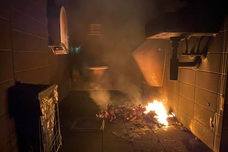 Balzers – Papierspender auf Herrentoilette in Brand gesteckt