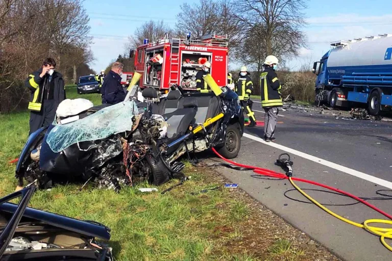 Petershagen - Mann stirbt nach schrecklicher Kollision mit LKW