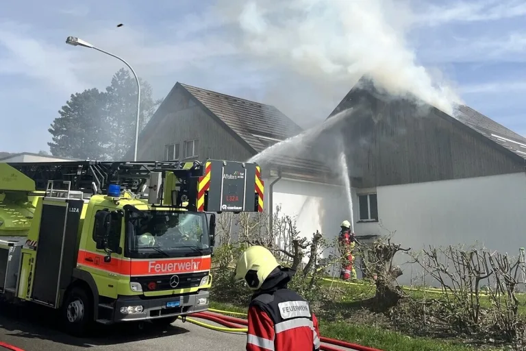 Hausen am Albis ZH - Mehrere zehntausend Franken Sachschaden nach Brand