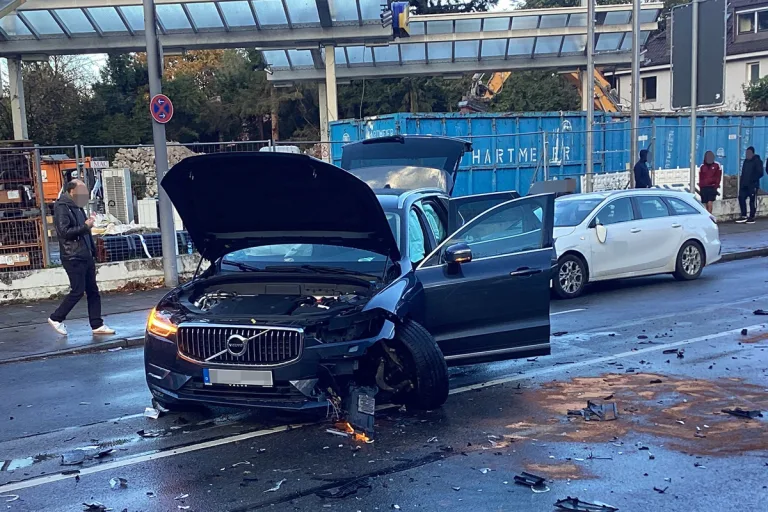 München BY – Unfall mit fünf beteiligten Fahrzeugen im Gegenverkehr