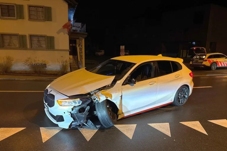 Näfels GL – Mit einem entgegenfahrendem Auto kollidiert 