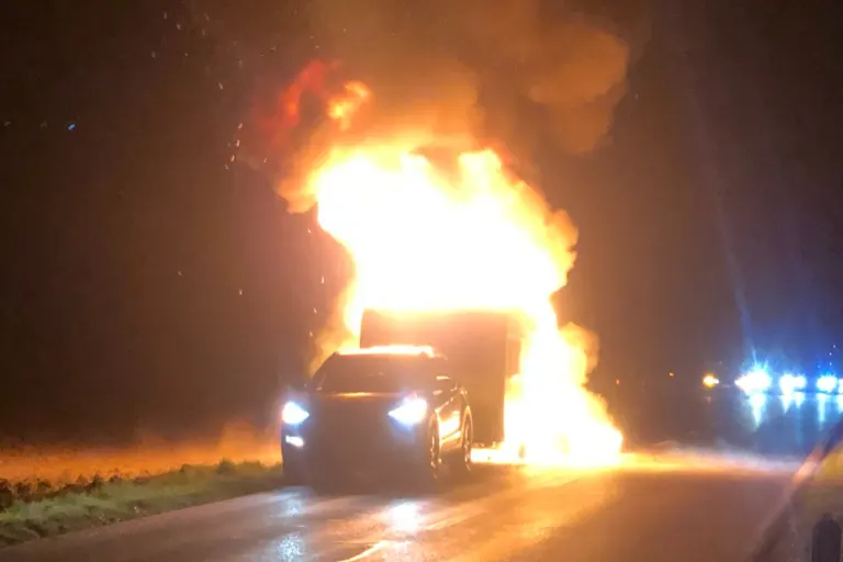 Dottikon AG - Wohnwagen durch Brand während der Fahrt zerstört