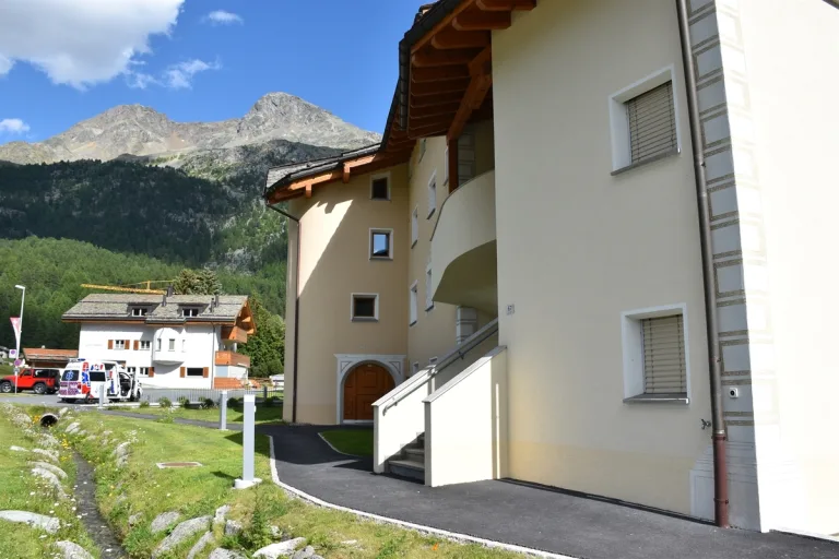 Silvaplana GR - Gleitschirmpilot in ein Hausdach geflogen