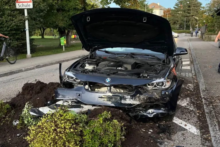 Unfall in Gerlafingen SO - Alkoholisiert mit dem BMW in Betonpoller gekracht