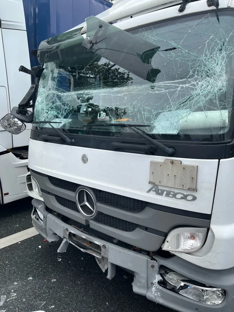 Bielefeld – Zwei Verletzte nach Kollision von Lkw und Wohnmobil