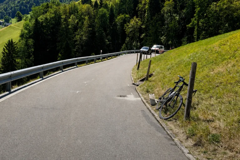 Giswil OW – Velofahrer prallt in Auto und wird verletzt