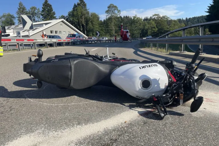 Schindellegi SZ – Motorradfahrer bei Selbstkollision erheblich verletzt