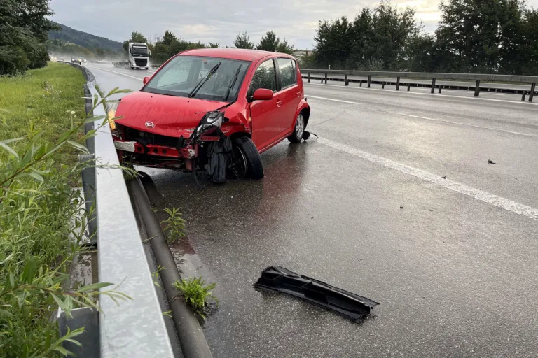 A1 Rheineck SG – Lenkerin schleudert gegen Leitplanke
