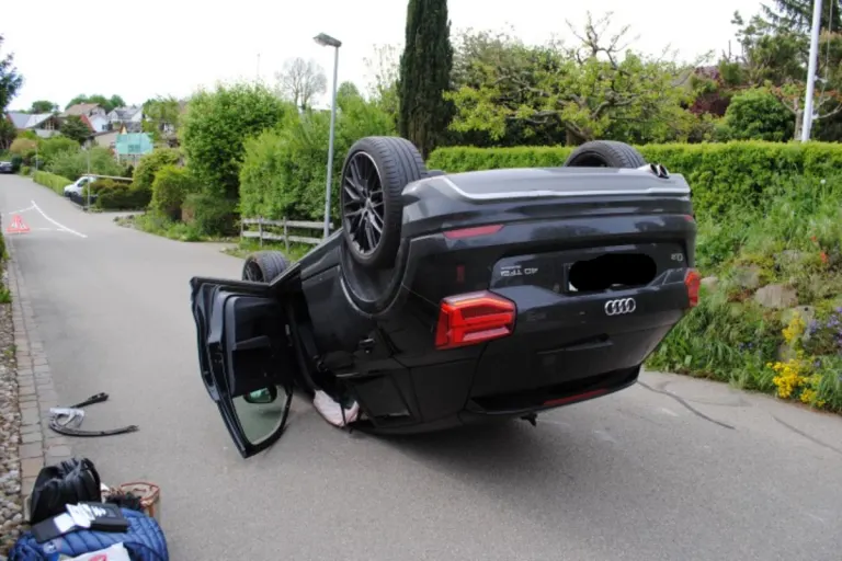Buchberg SH - Auto landet nach Unfall auf dem Dach 