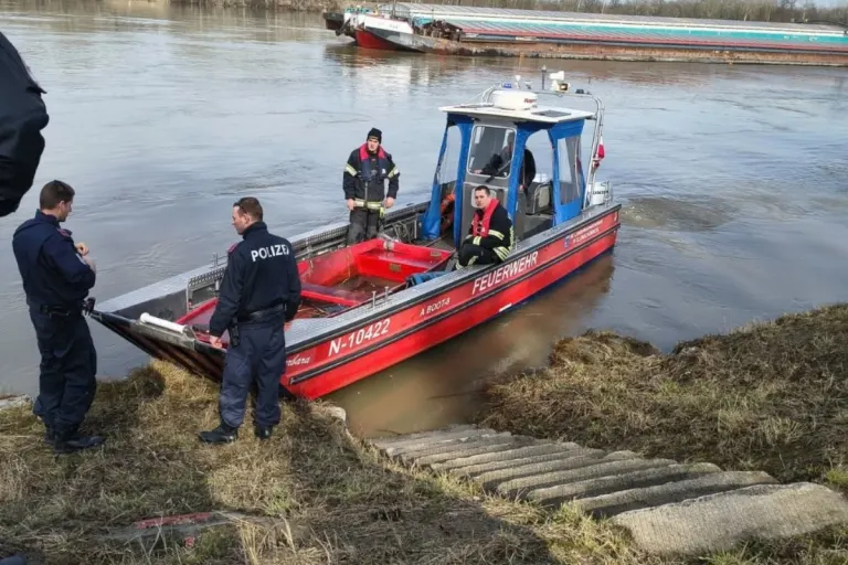 Zwentendorf an der Donau – Bootsbergung nach Suchaktion