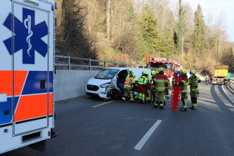 Neuheim ZG – Streifkollision führt zur Strassensperrung