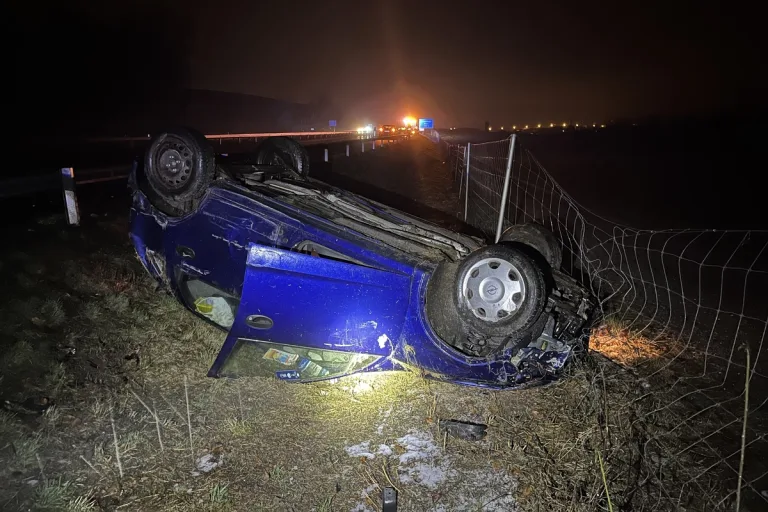 Islikon TG - Auto überschlägt sich bei Unfall