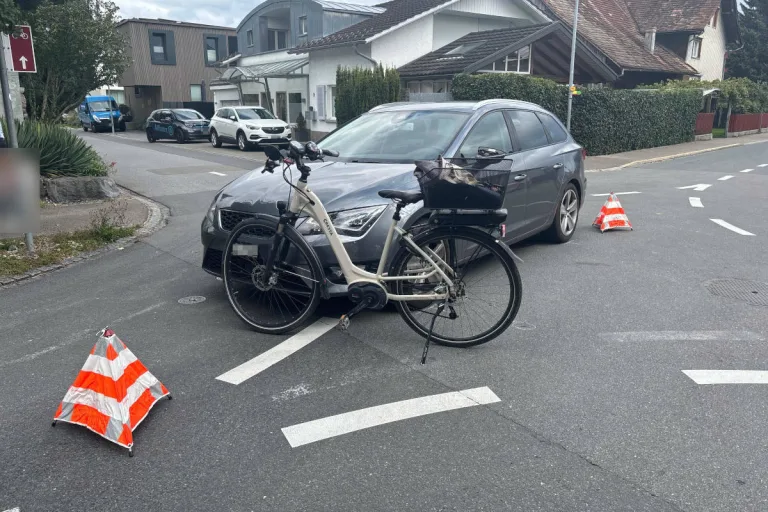 Balgach SG - Unfall zwischen E-Bike und Auto